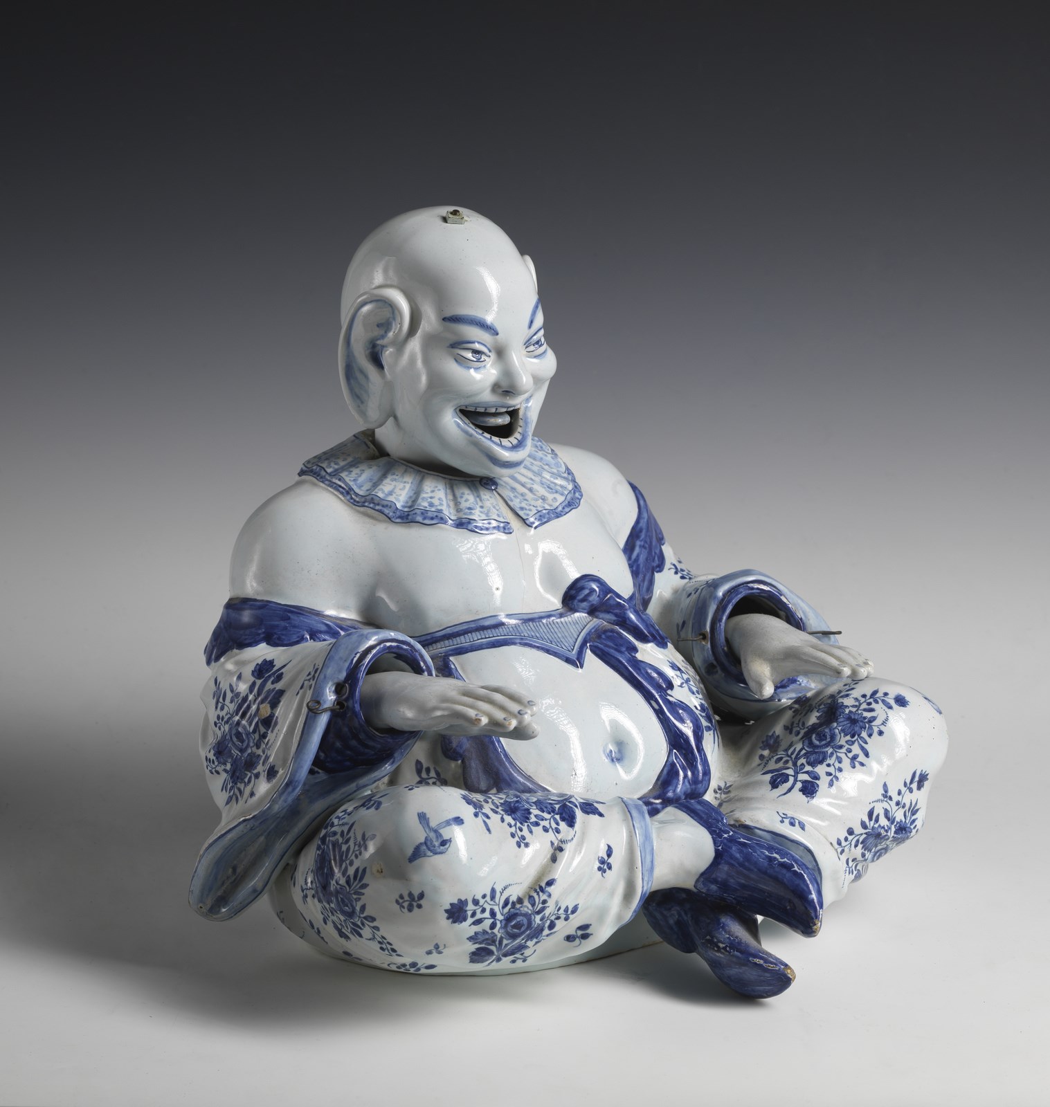 MANIFATTURA DI DELFT DEL XVIII SECOLO Rare smiling Magot statuette in blue white porcelain. - Image 2 of 4