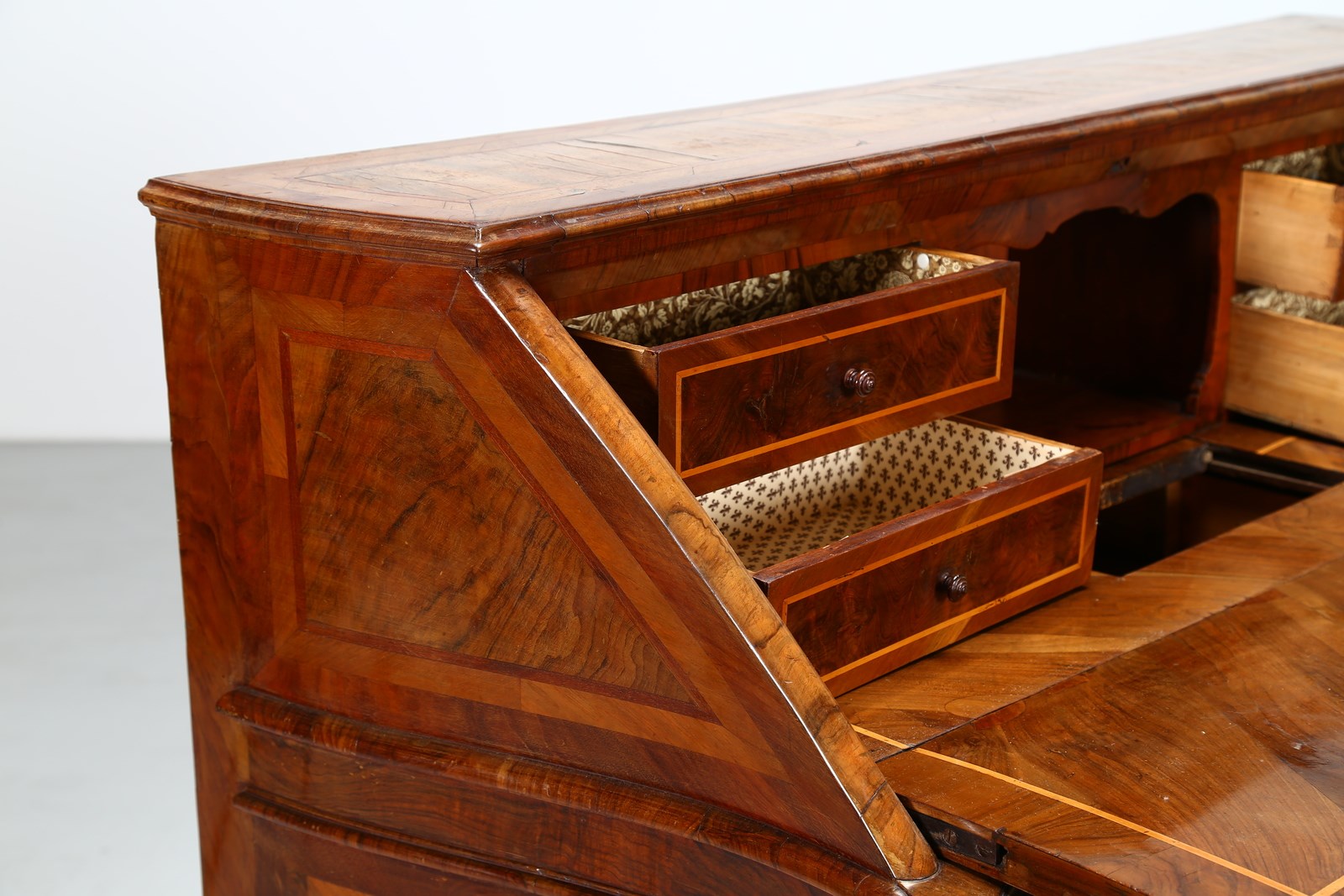 MANIFATTURA DEL XVIII SECOLO Dresser with three drawers. - Image 6 of 9