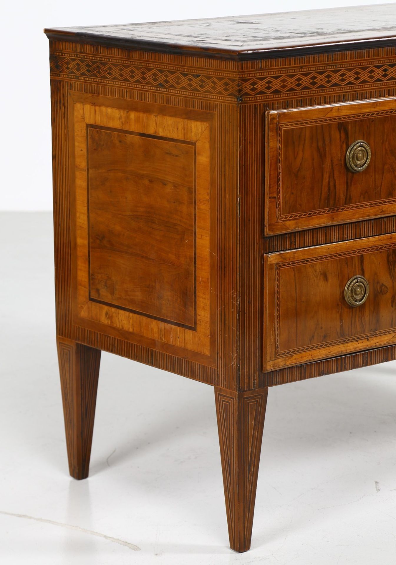 MANIFATTURA ITALIANA DEL XVIII SECOLO Dresser inlaid in exotic woods with two drawers. - Bild 4 aus 10