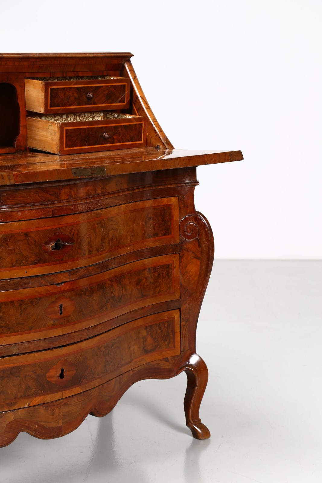 MANIFATTURA DEL XVIII SECOLO Dresser with three drawers. - Image 4 of 9