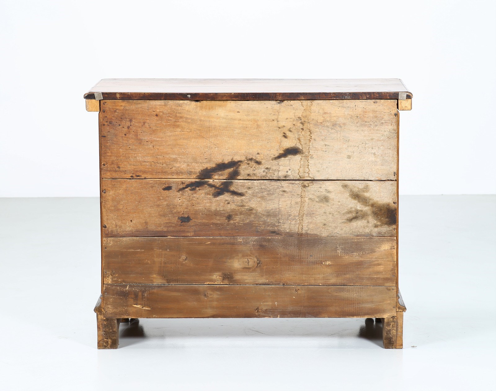 MANIFATTURA LOMBARDA DEL XVII SECOLO Dressers with three drawers in walnut wood. . - Image 6 of 7