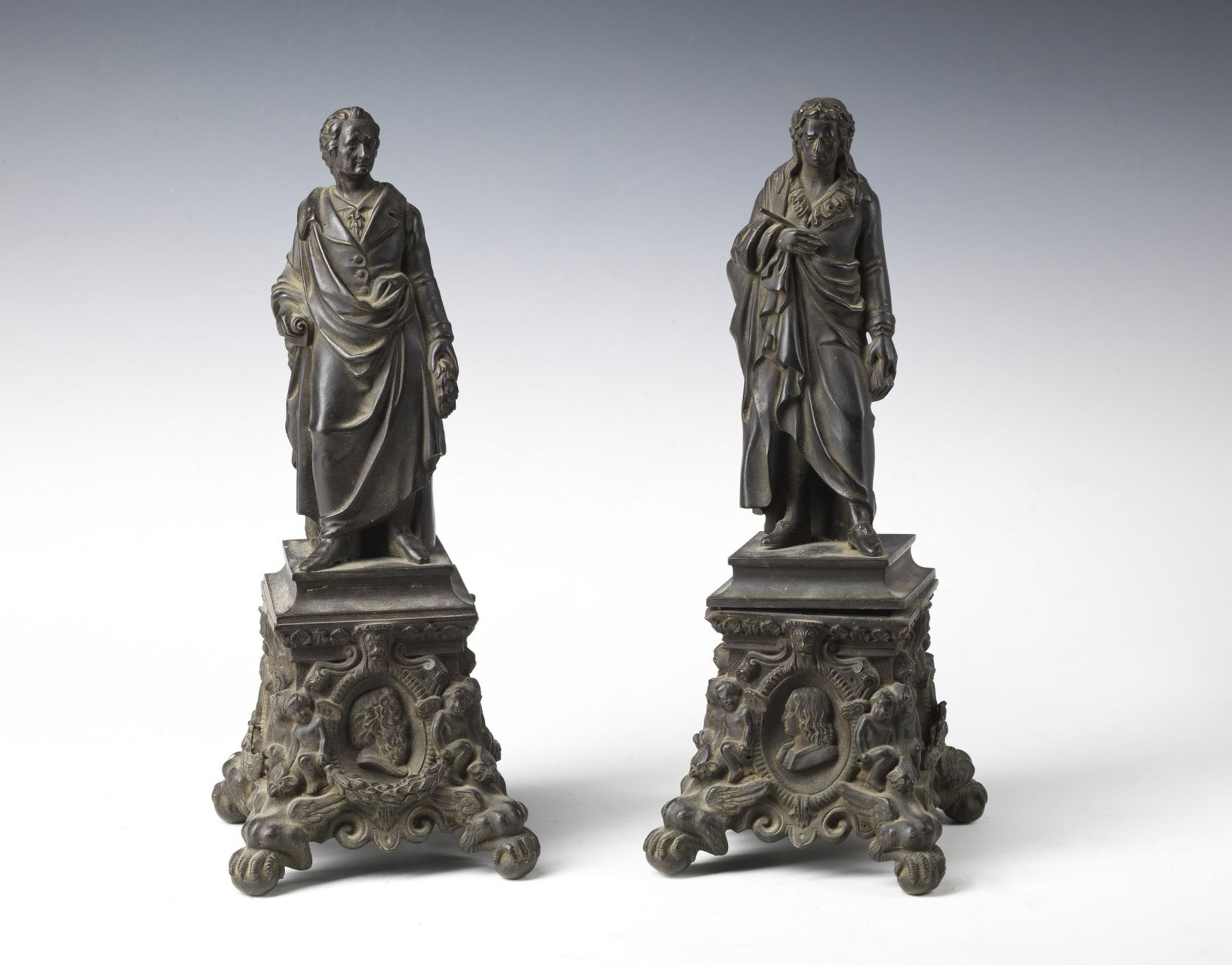 MANIFATTURA AUSTRIACA DEL XIX SECOLO Pair of bronze figures.