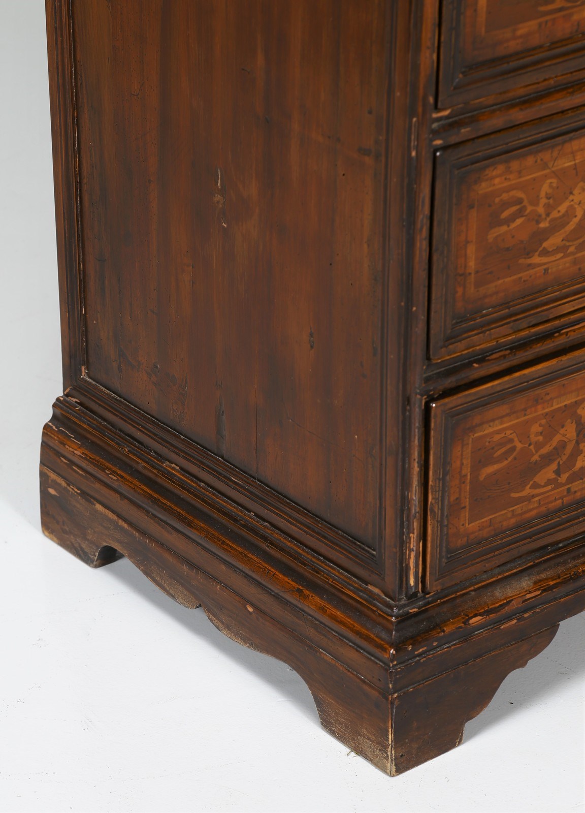 Manifattura lombarda del XVII secolo. Walnut wood dresser. - Image 5 of 8