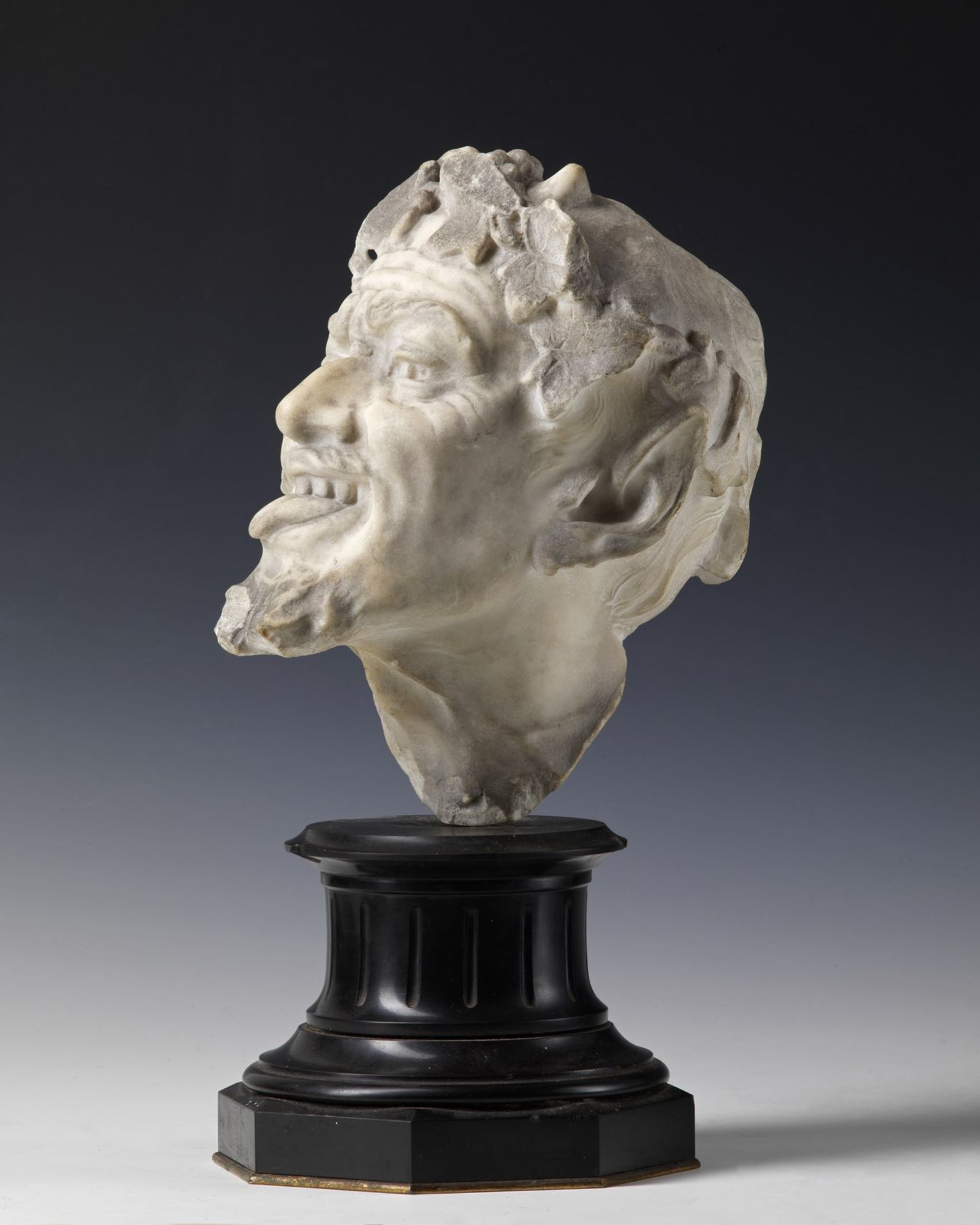 ARTISTA DEL XVIII SECOLO Head of faun in carved marble. - Bild 3 aus 3