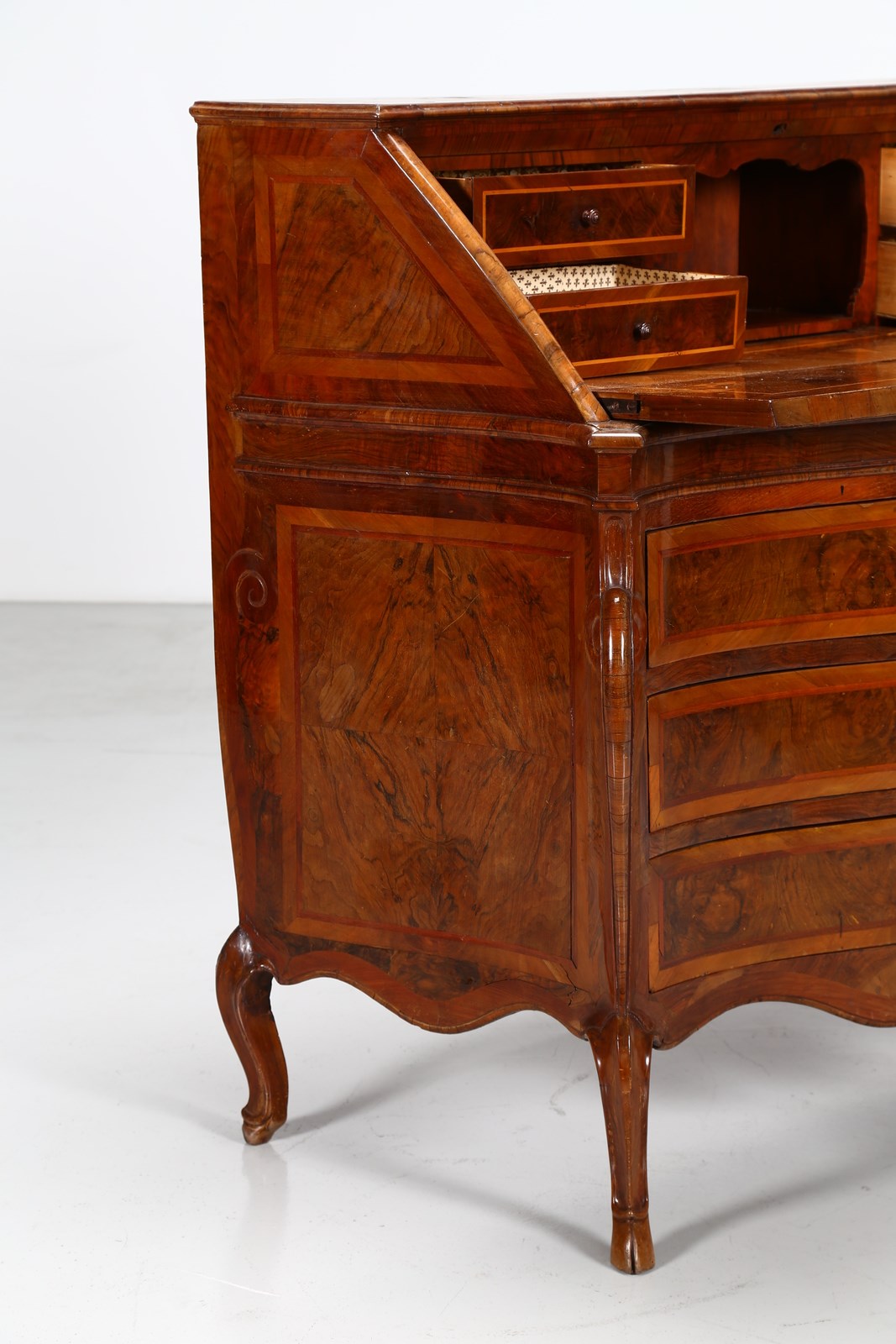 MANIFATTURA DEL XVIII SECOLO Dresser with three drawers. - Image 3 of 9