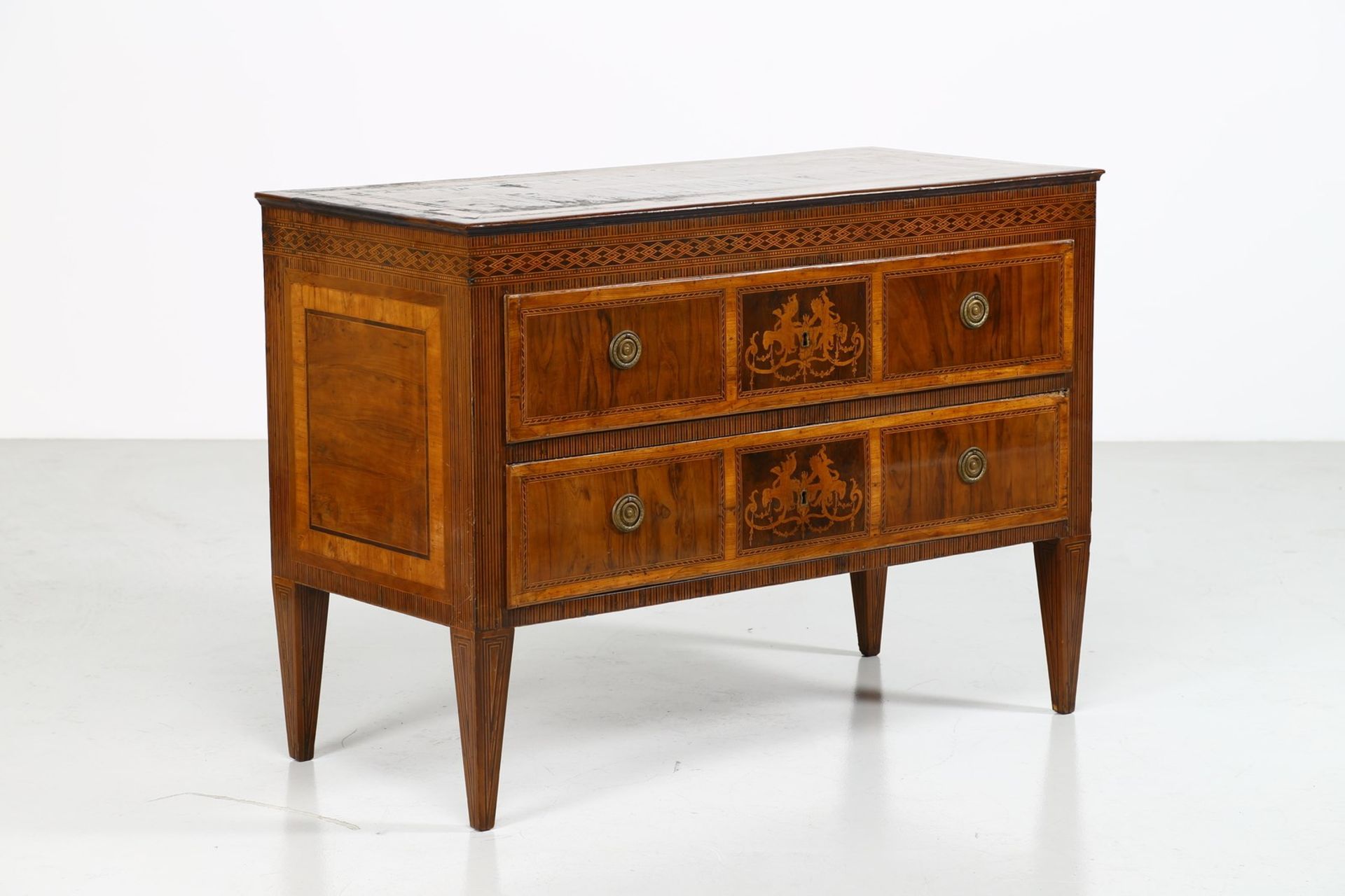 MANIFATTURA ITALIANA DEL XVIII SECOLO Dresser inlaid in exotic woods with two drawers.