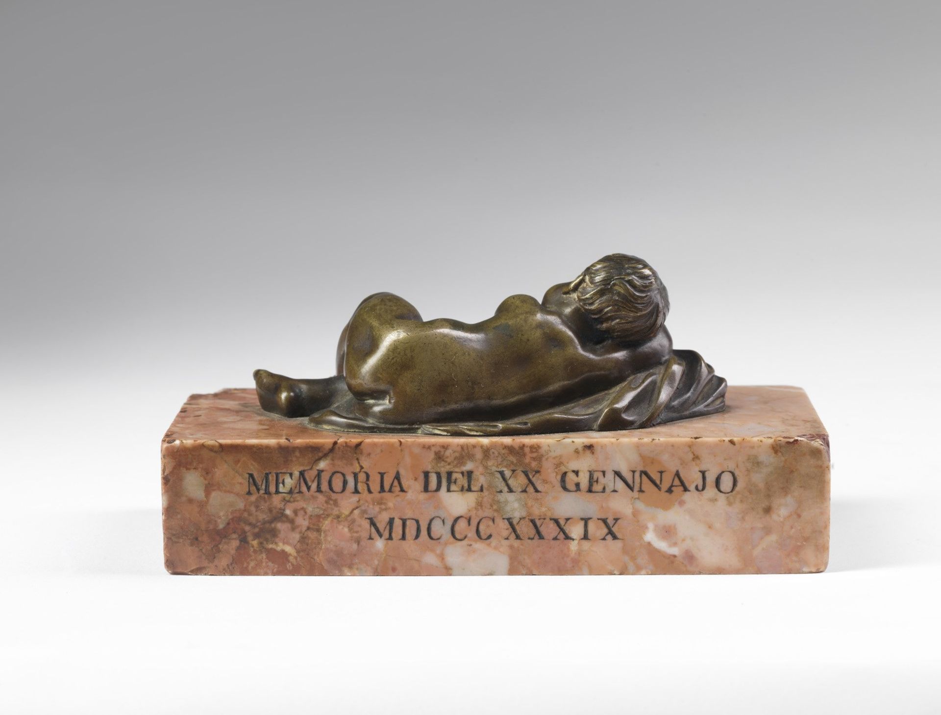 MANIFATTURA ITALIANA DEL XIX SECOLO Sleeping putto in bronze. - Bild 2 aus 3