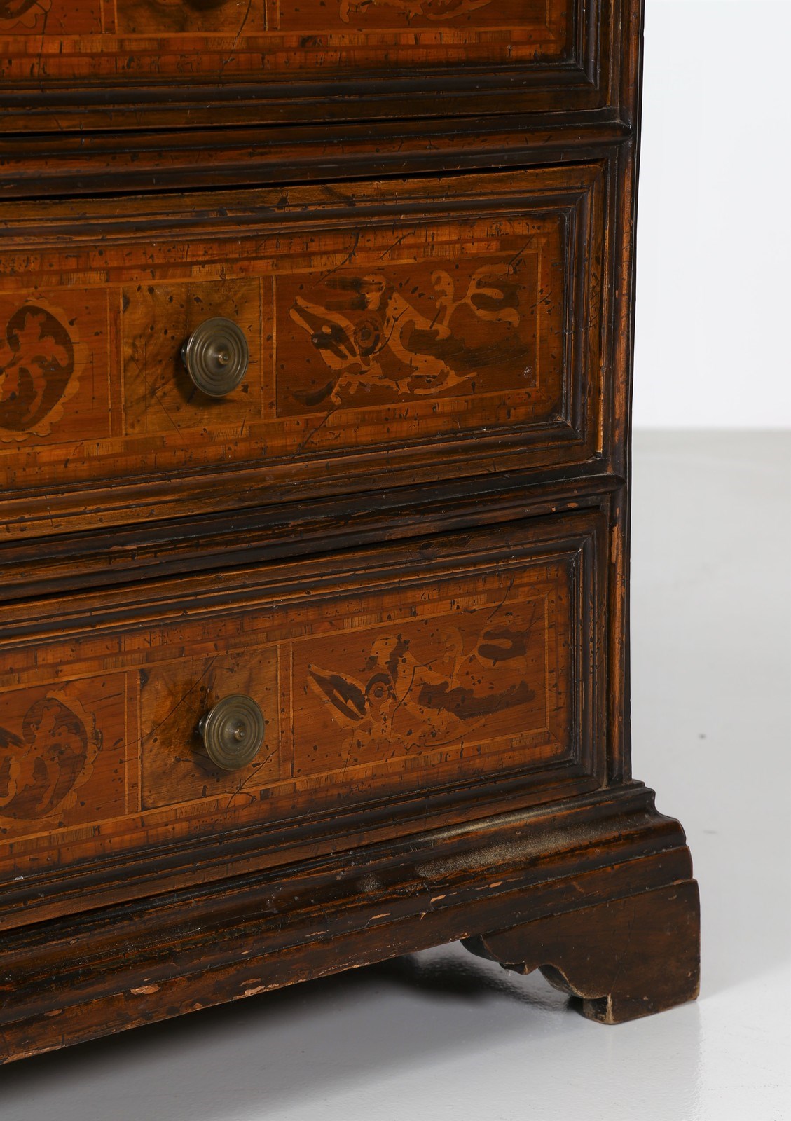 Manifattura lombarda del XVII secolo. Walnut wood dresser. - Image 7 of 8