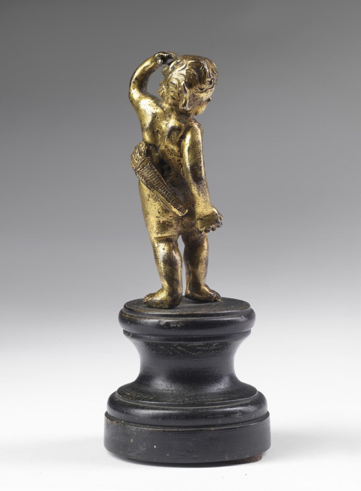 MANIFATTURA ITALIANA DEL XVII SECOLO Putto in gilden bronze. - Bild 2 aus 2