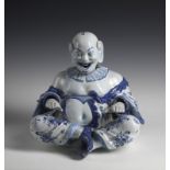 MANIFATTURA DI DELFT DEL XVIII SECOLO Rare smiling Magot statuette in blue white porcelain.