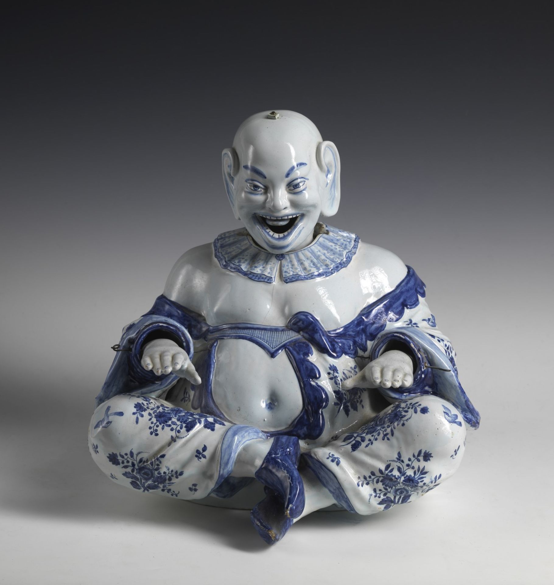 MANIFATTURA DI DELFT DEL XVIII SECOLO Rare smiling Magot statuette in blue white porcelain.