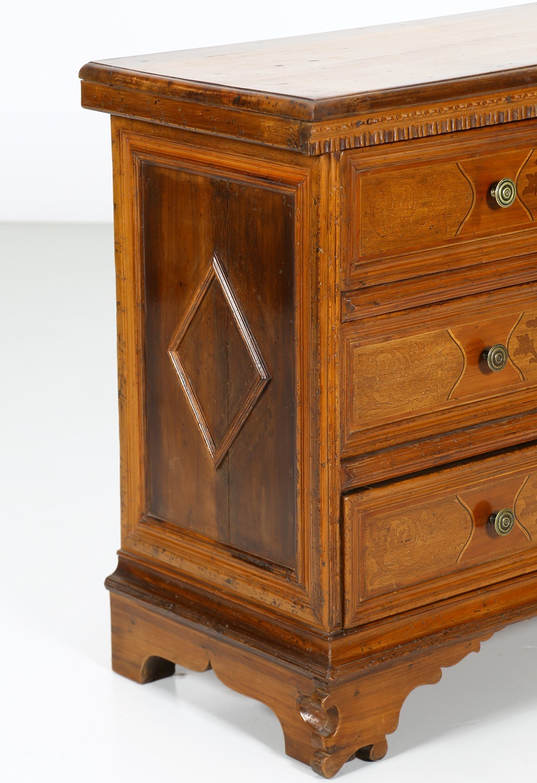 MANIFATTURA LOMBARDA DEL XVII SECOLO Dressers with three drawers in walnut wood. . - Image 2 of 7