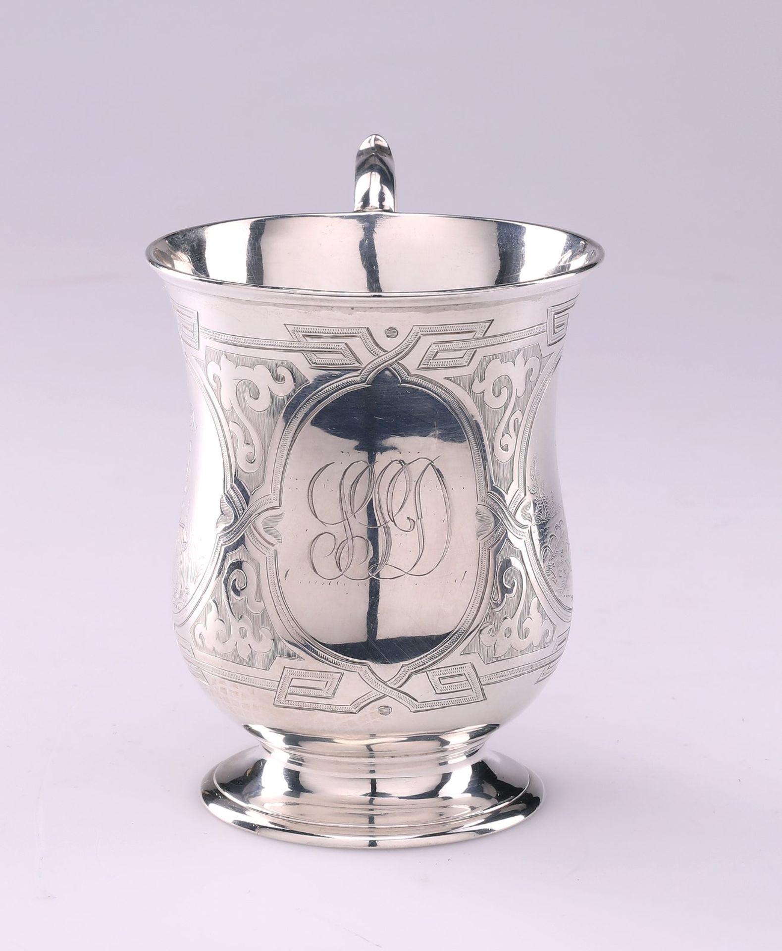 MANIFATTURA INGLESE DEL XIX SECOLO Chiseled and embossed silver milk jug. - Bild 2 aus 4