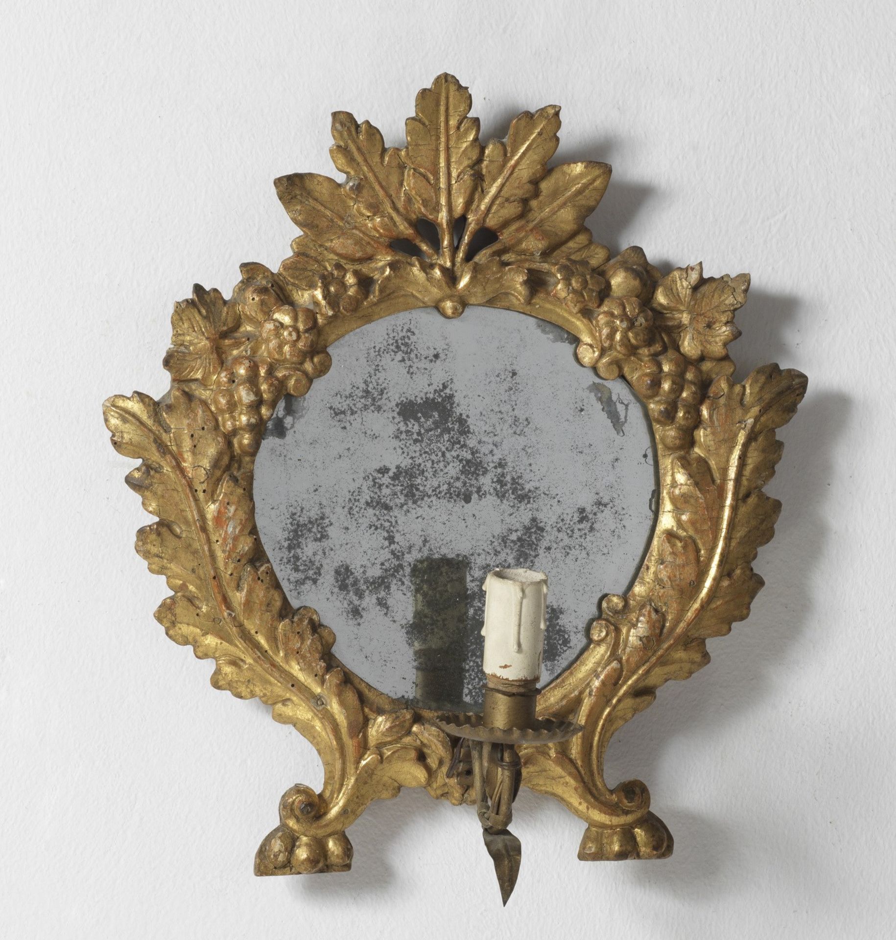 MANIFATTURA ITALIANA DEL XVIII SECOLO Group of three carved and gilded mirrors with leafy motif. - Bild 3 aus 5