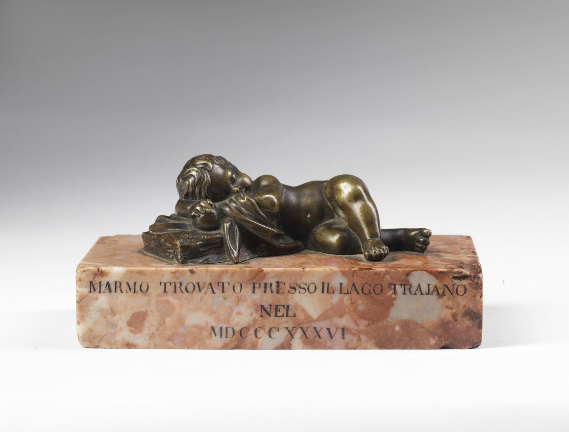 MANIFATTURA ITALIANA DEL XIX SECOLO Sleeping putto in bronze.