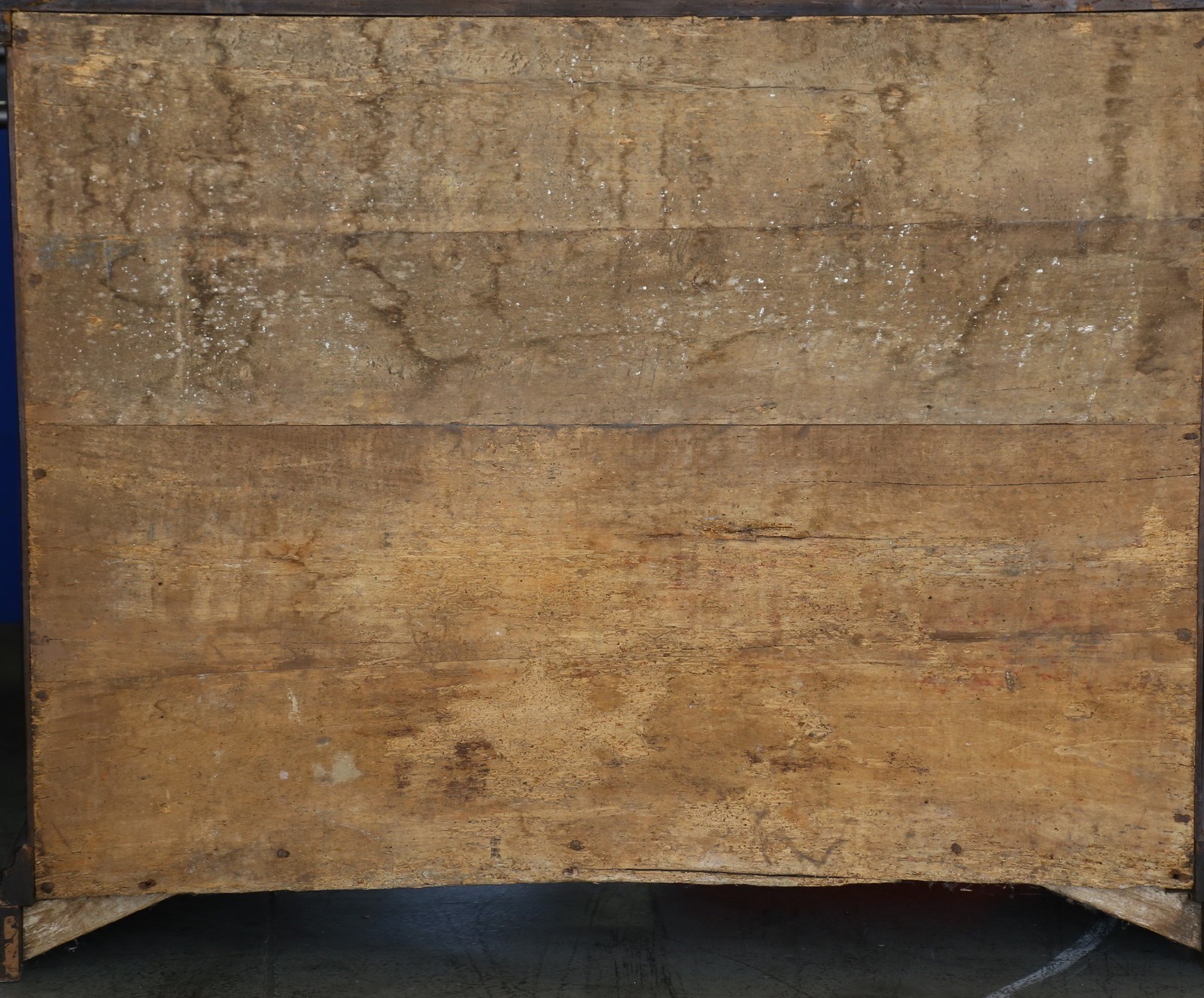 Manifattura lombarda del XVII secolo. Walnut wood dresser. - Image 8 of 8