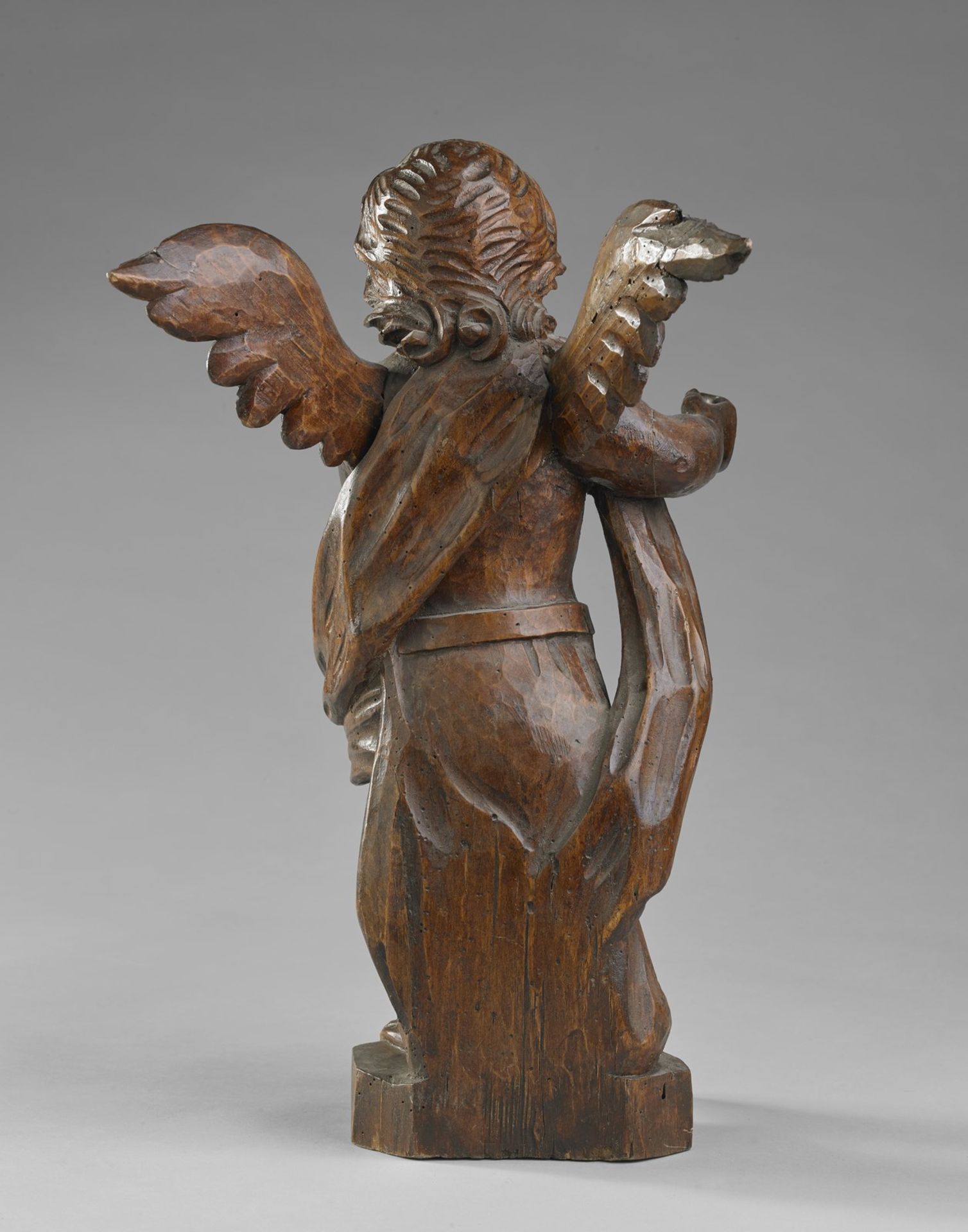 SCULTORE VENETO DEL XVIII SECOLO A pair of carved wooden angels. - Bild 3 aus 6