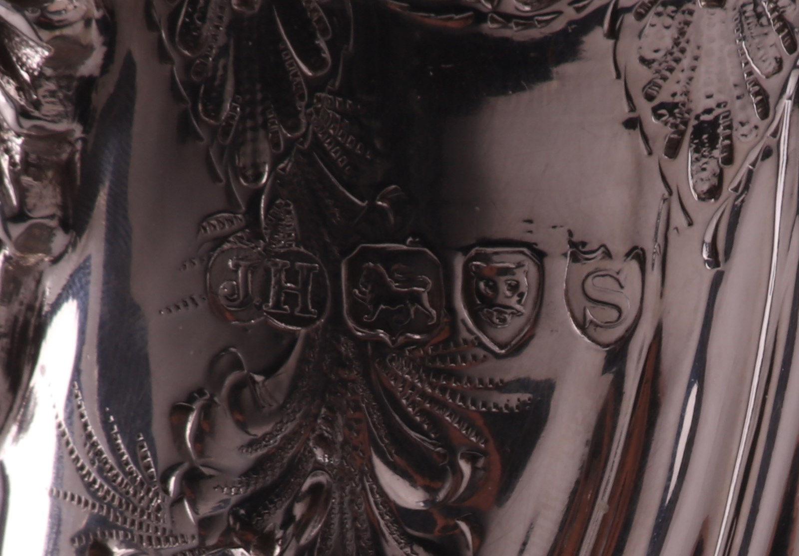 ARGENTIERE INGLESE DEL XIX SECOLO Coffee pot in chiseled and embossed silver. - Image 2 of 2