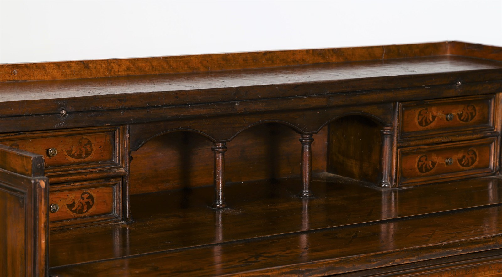 Manifattura lombarda del XVII secolo. Walnut wood dresser. - Image 3 of 8