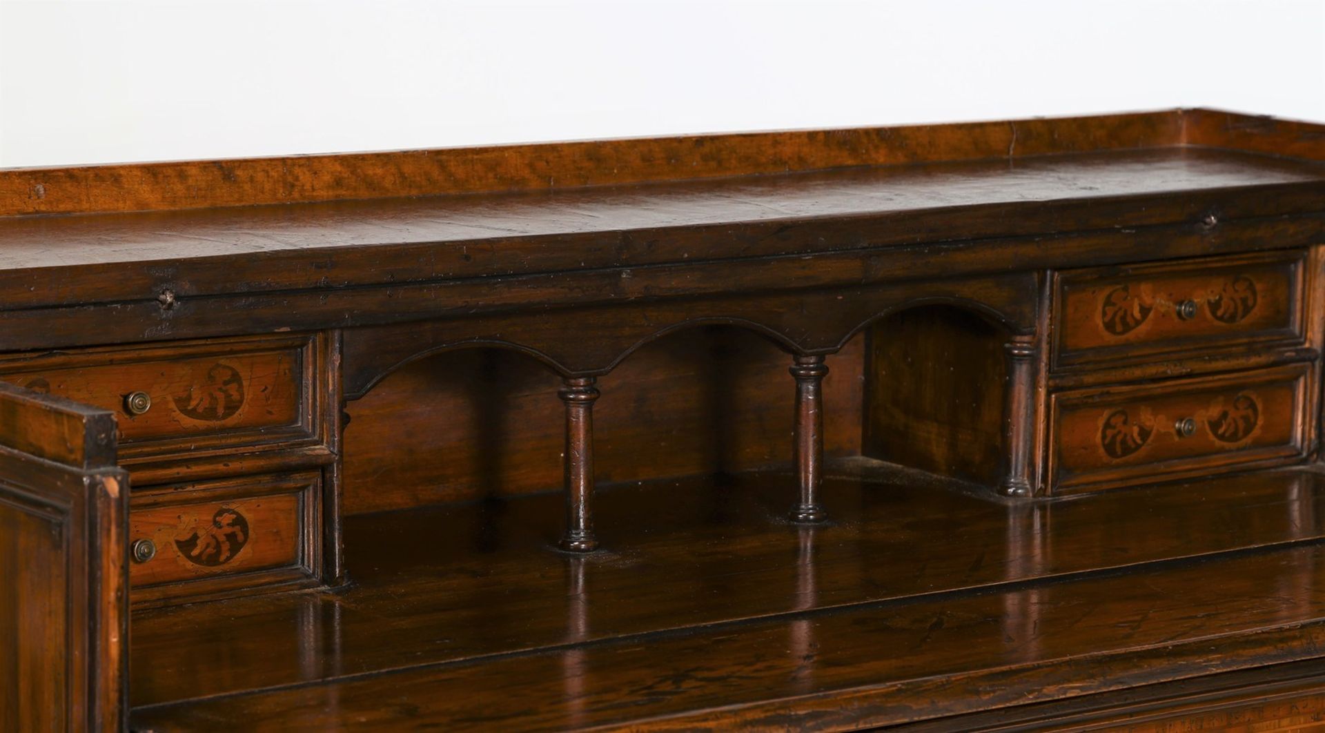 Manifattura lombarda del XVII secolo. Walnut wood dresser. - Bild 3 aus 8