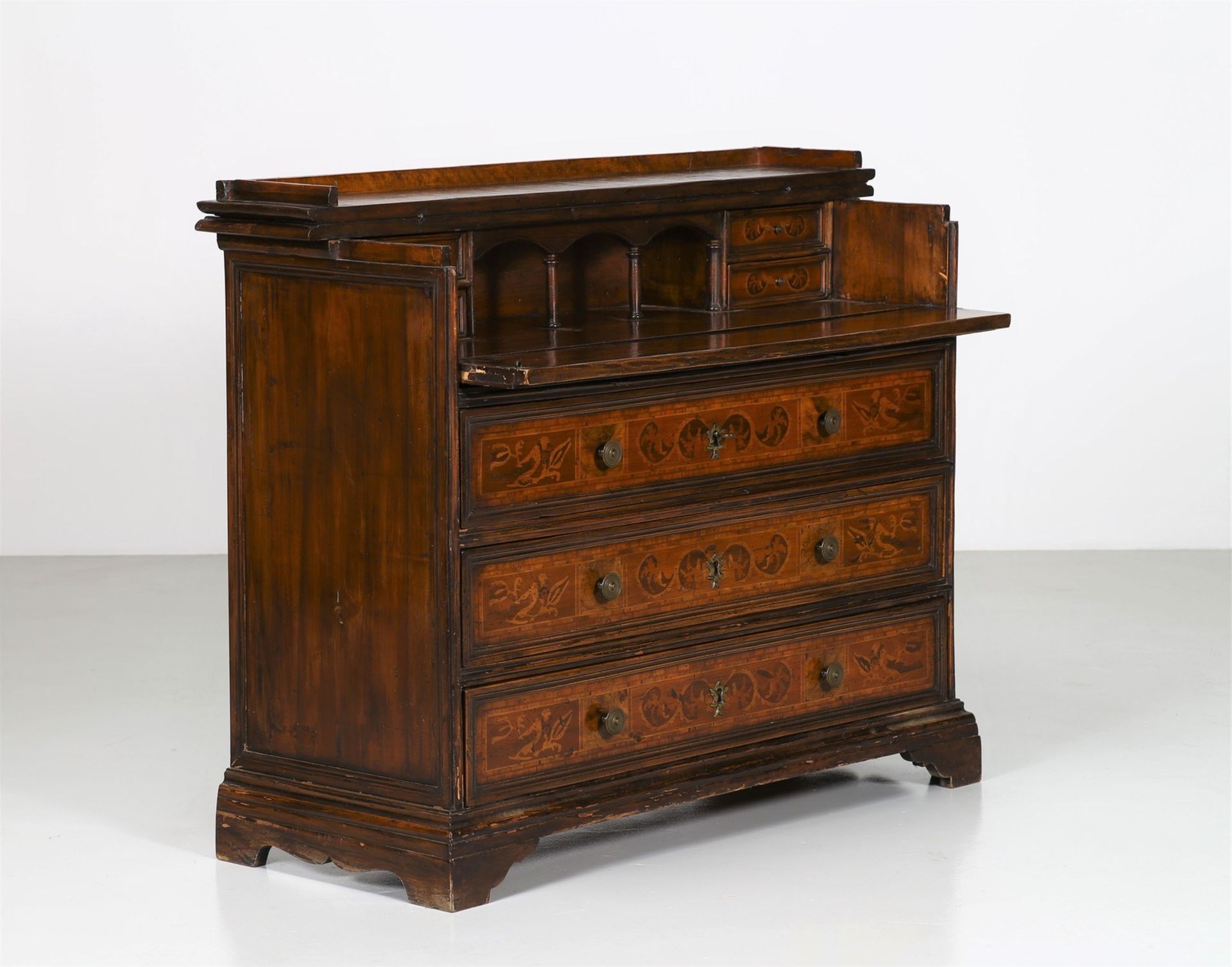 Manifattura lombarda del XVII secolo. Walnut wood dresser. - Bild 2 aus 8