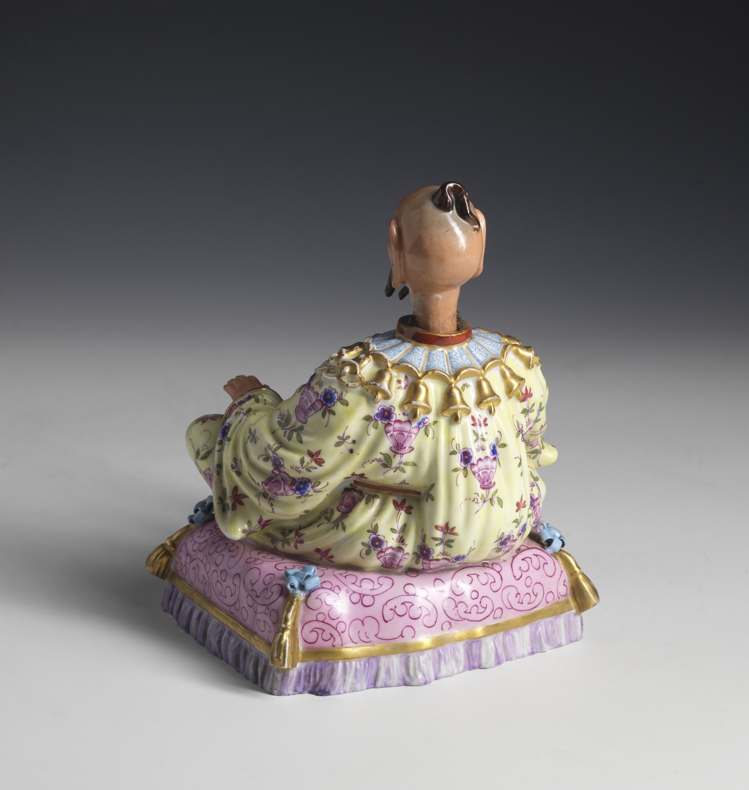 MANIFATTURA DI MEISSEN DEL XVIII SECOLO Magot figure in porcelain painted, hands and feet tilting. - Image 2 of 3