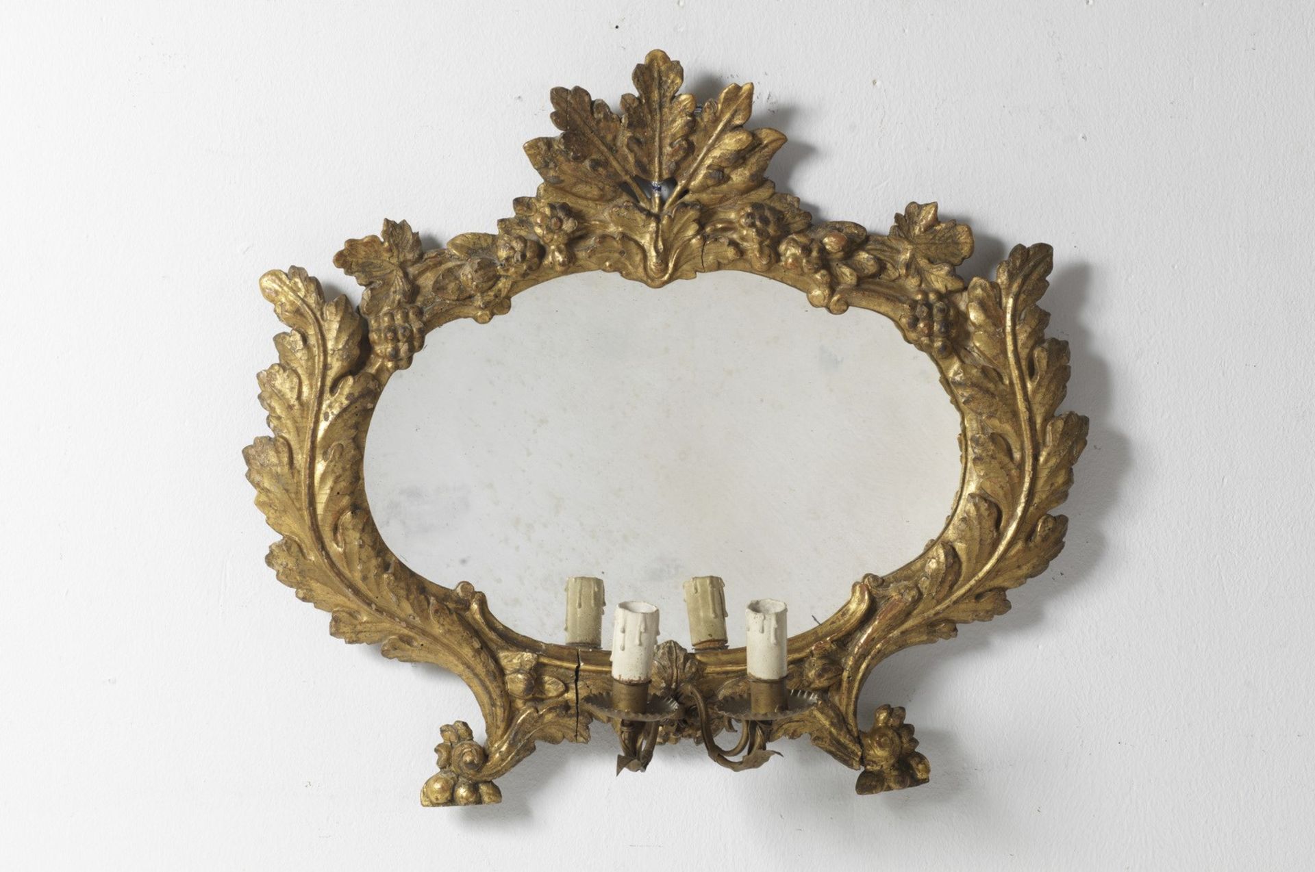 MANIFATTURA ITALIANA DEL XVIII SECOLO Group of three carved and gilded mirrors with leafy motif. - Bild 2 aus 5
