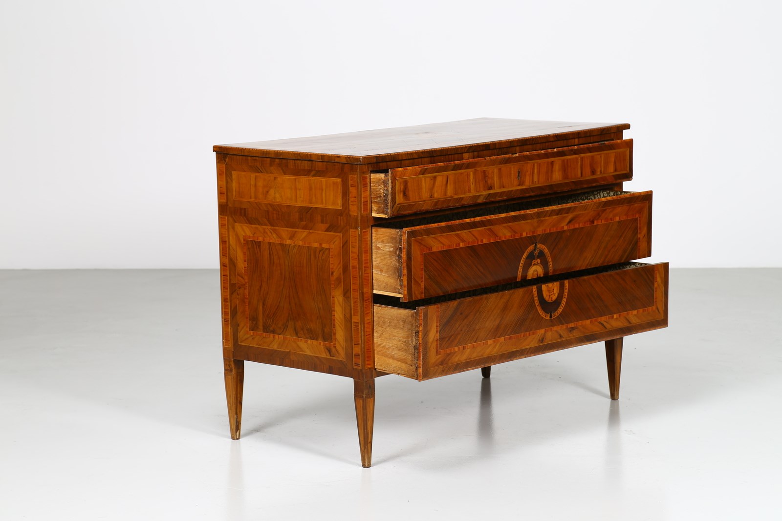 Manifattura lombarda del XVIII secolo. Dresser with three drawers. - Image 6 of 8