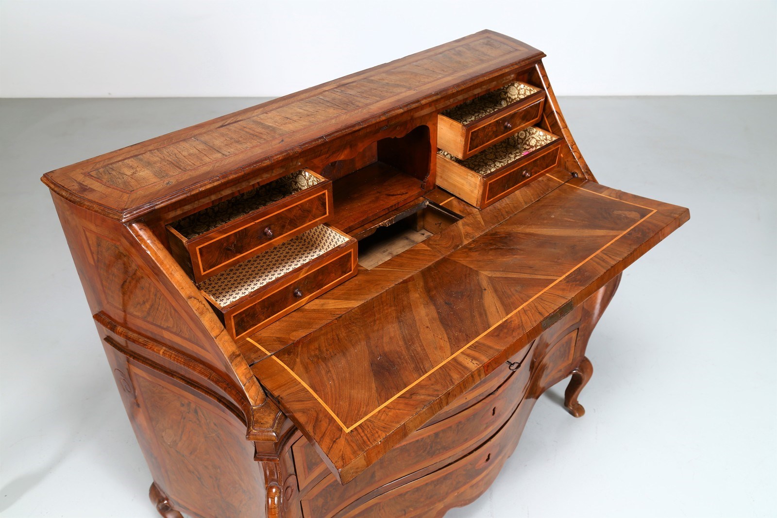 MANIFATTURA DEL XVIII SECOLO Dresser with three drawers. - Image 8 of 9