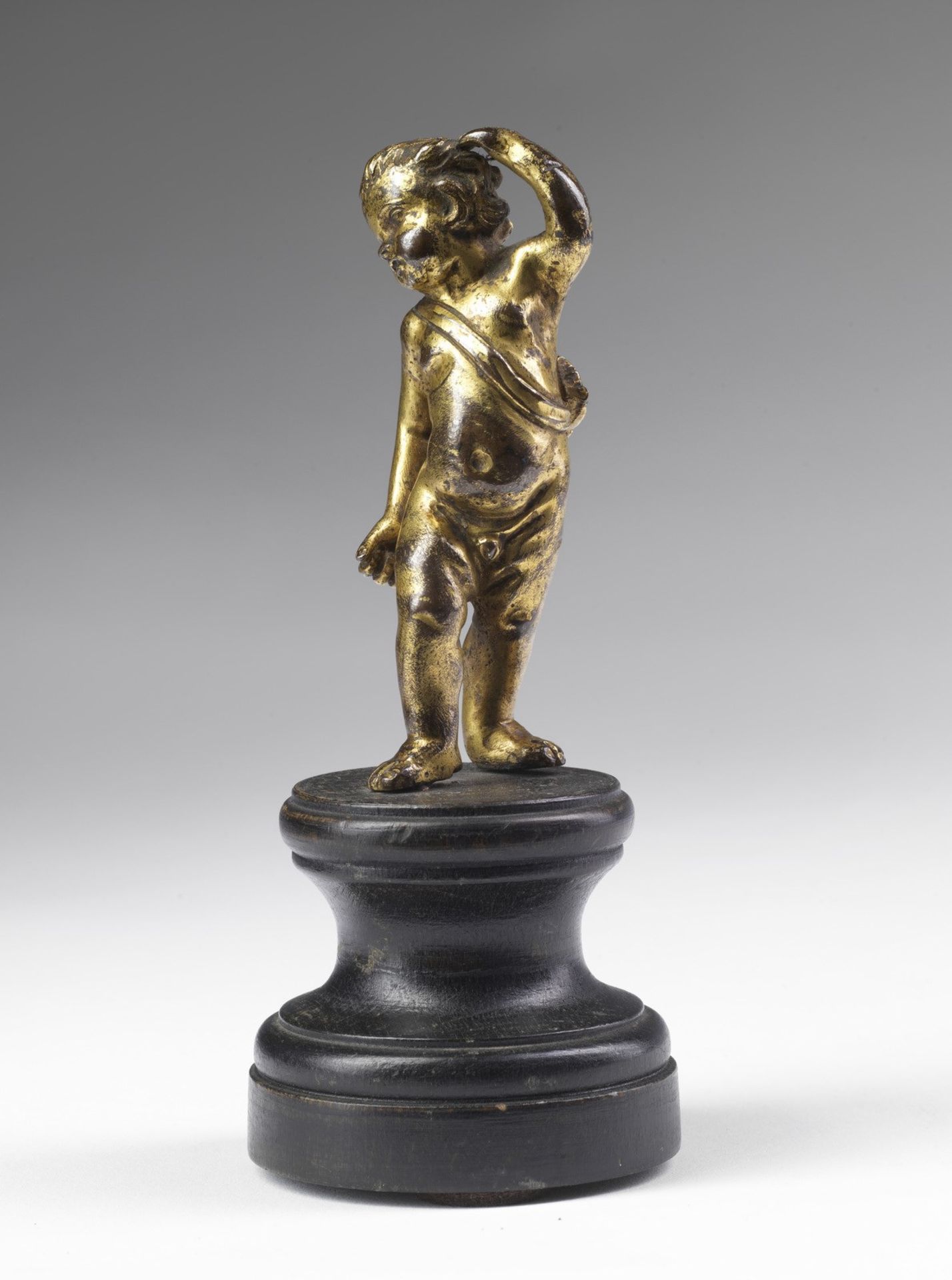 MANIFATTURA ITALIANA DEL XVII SECOLO Putto in gilden bronze.