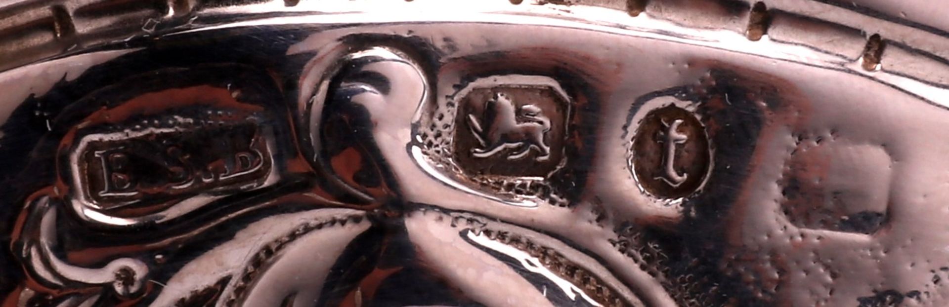 ARGENTIERE INGLESE DEL XIX SECOLO Teapot in chiseled and embossed silver. - Bild 4 aus 4