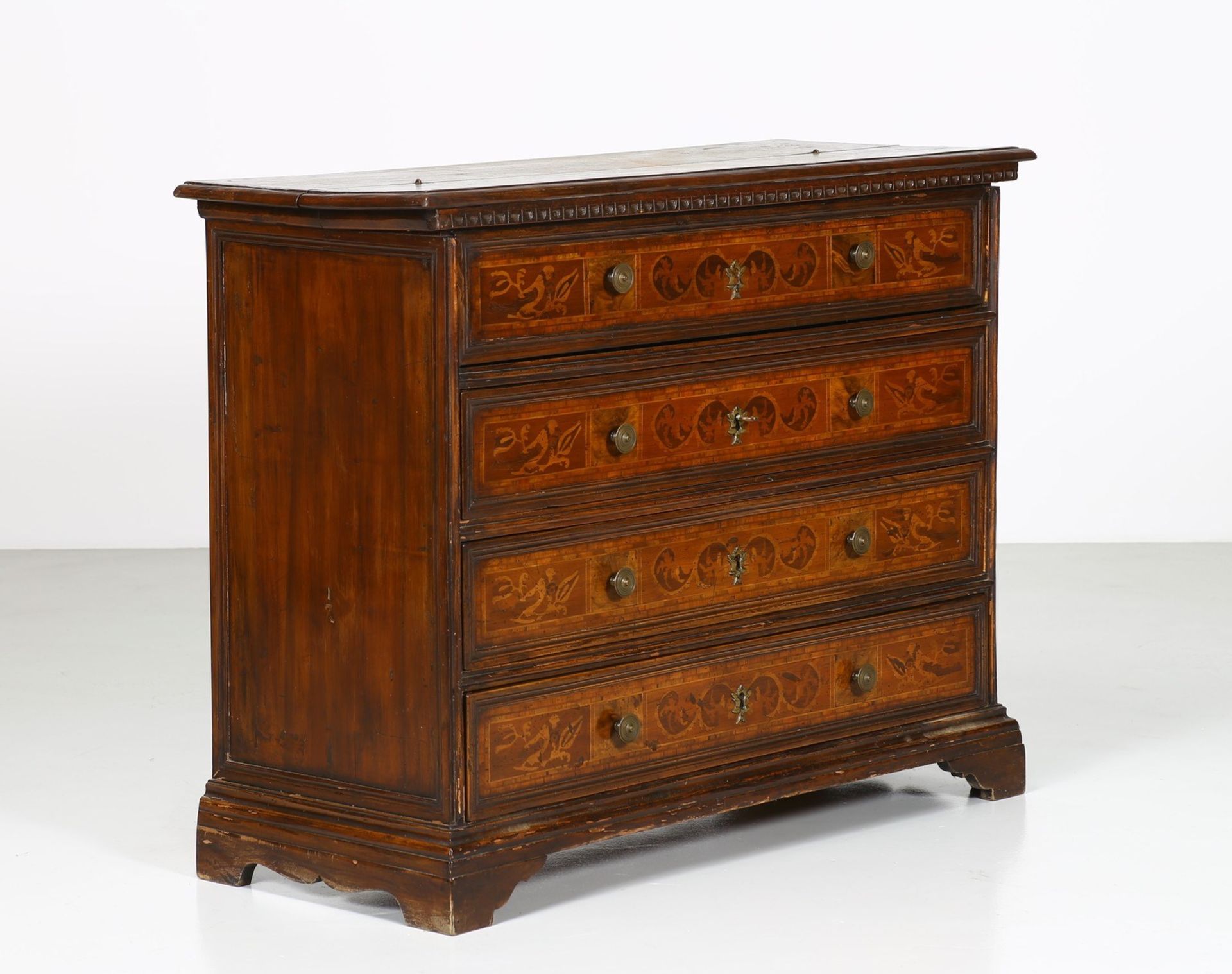 Manifattura lombarda del XVII secolo. Walnut wood dresser.