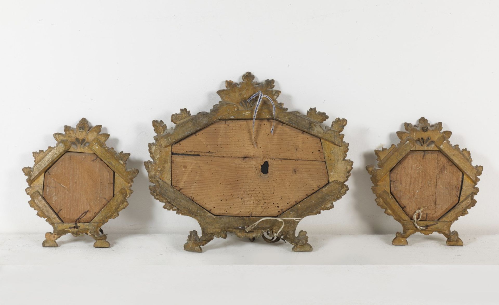 MANIFATTURA ITALIANA DEL XVIII SECOLO Group of three carved and gilded mirrors with leafy motif. - Bild 5 aus 5