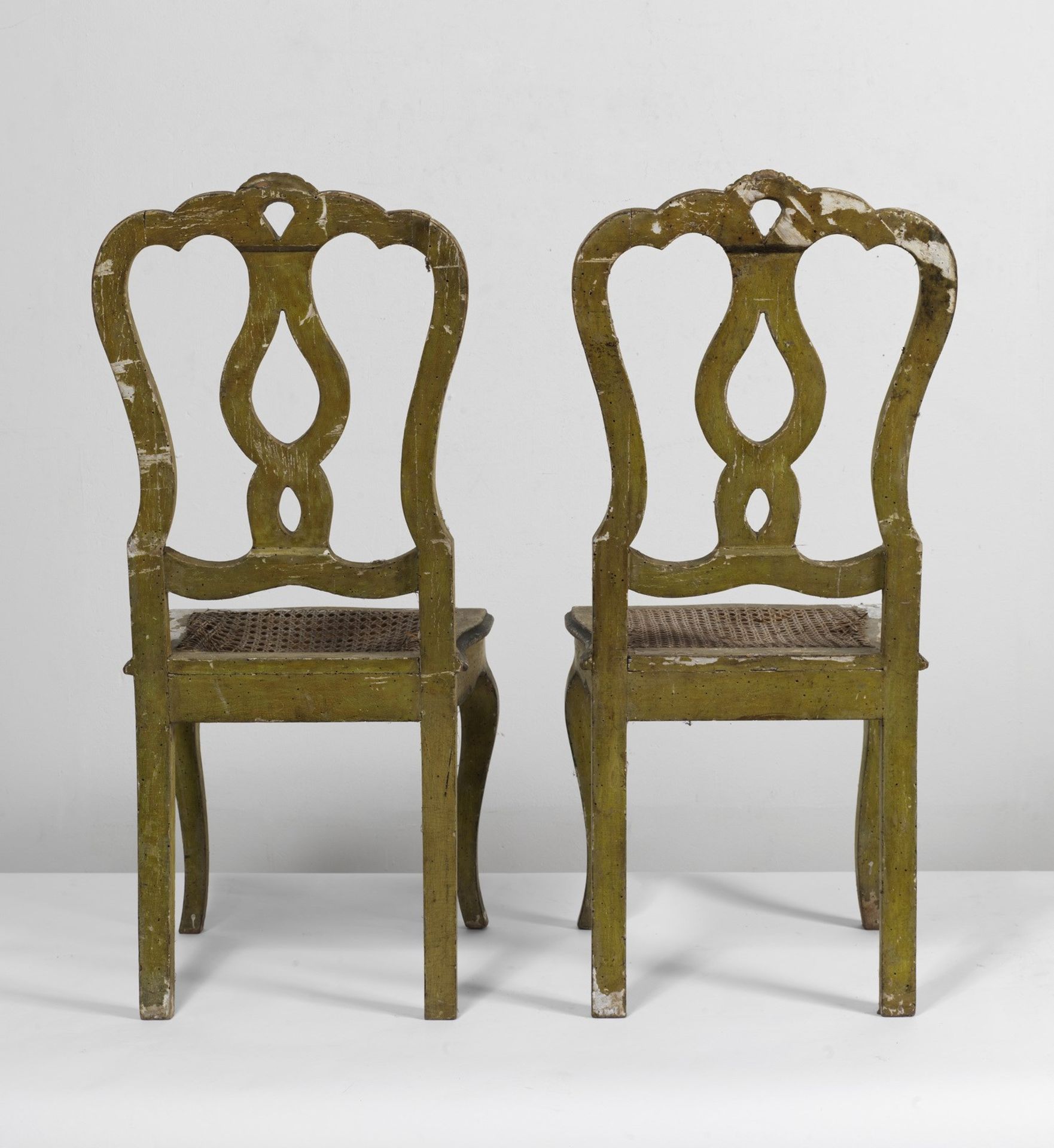 MANIFATTURA VENEZIANA DEL XVIII SECOLO Pair of chairs in lacquered wood. - Bild 2 aus 2