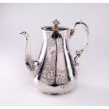 ARGENTIERE INGLESE DEL XIX SECOLO Coffee pot in embossed silver and delicately chiseled.