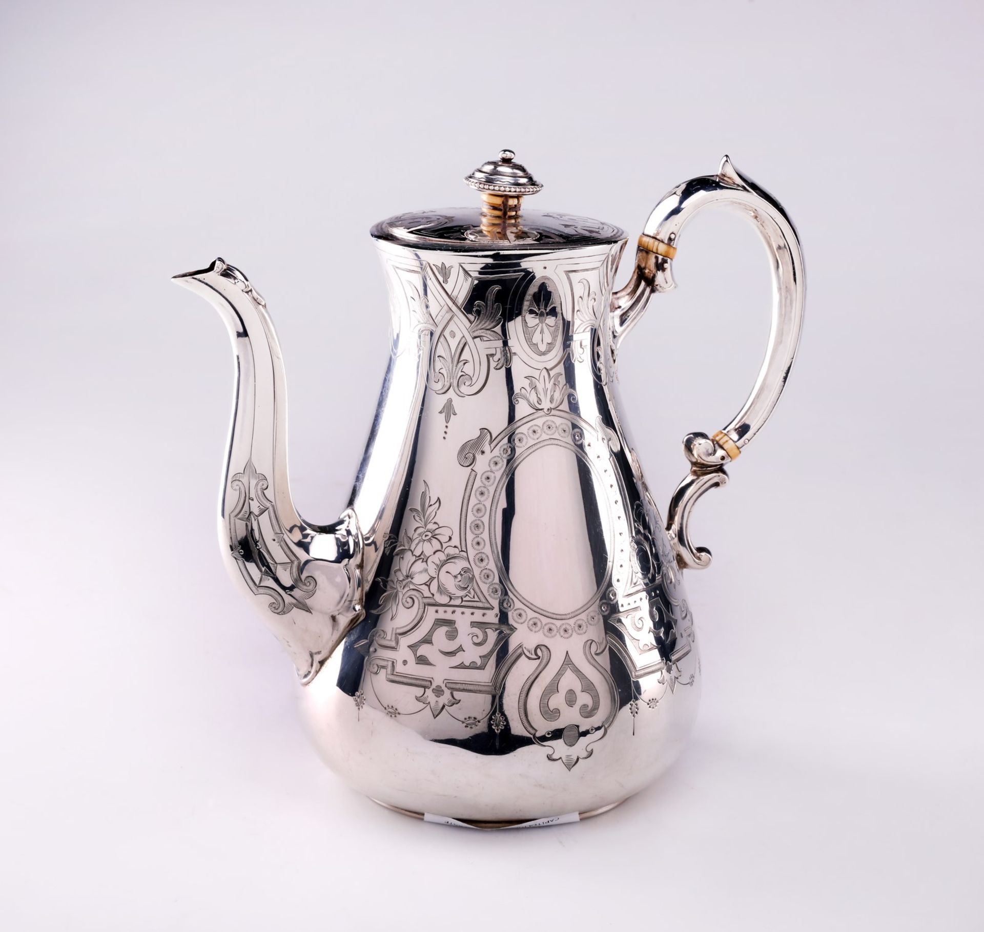ARGENTIERE INGLESE DEL XIX SECOLO Coffee pot in embossed silver and delicately chiseled.