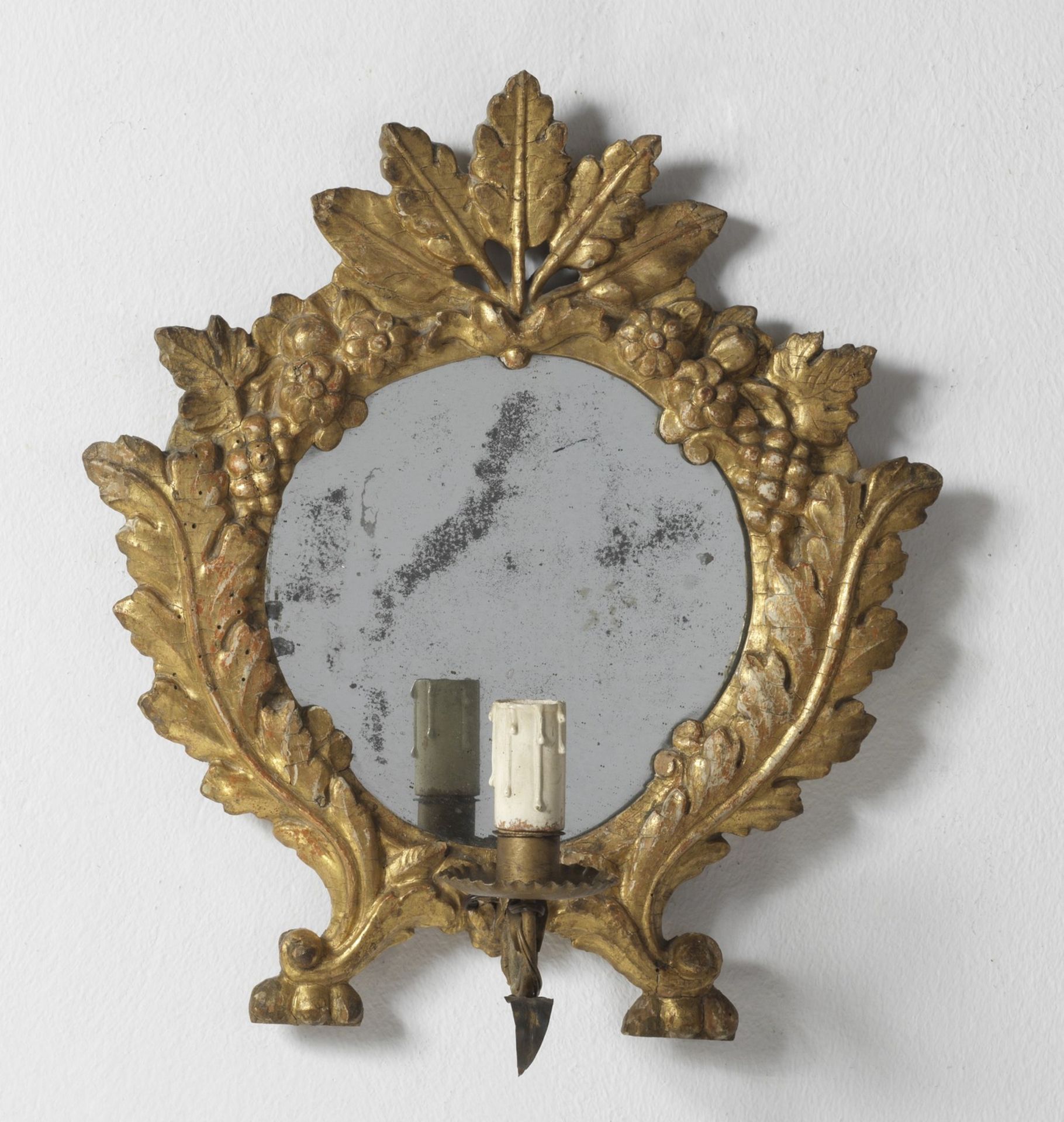 MANIFATTURA ITALIANA DEL XVIII SECOLO Group of three carved and gilded mirrors with leafy motif. - Bild 4 aus 5