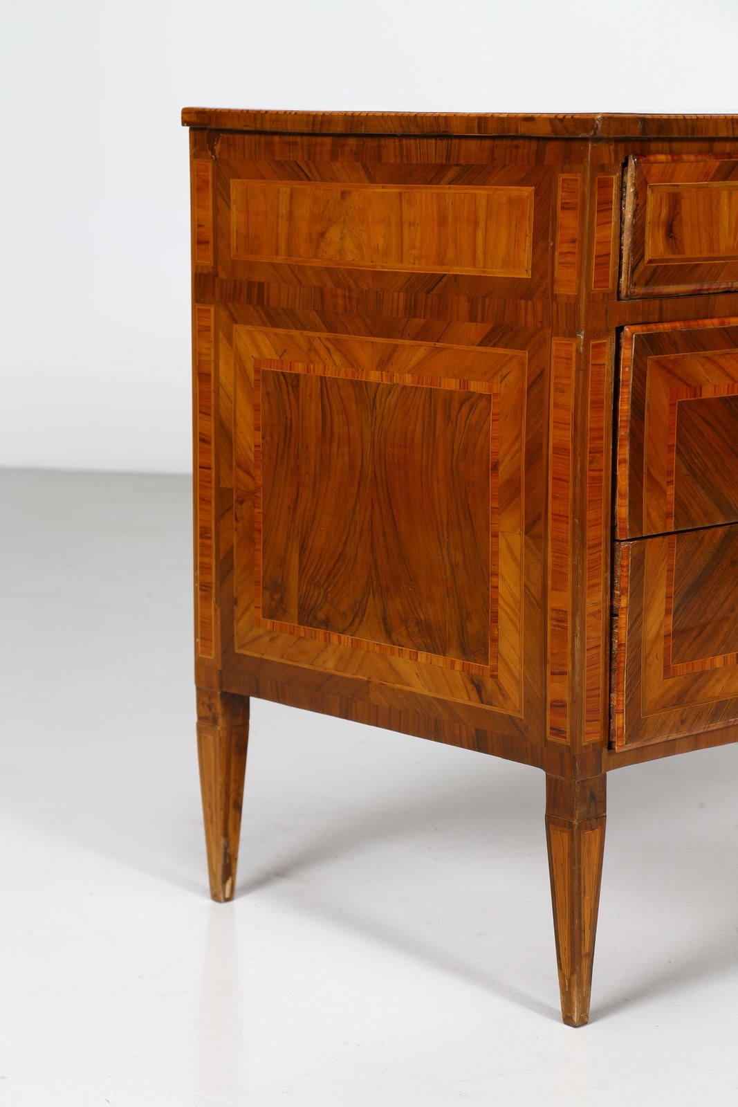 Manifattura lombarda del XVIII secolo. Dresser with three drawers. - Image 2 of 8