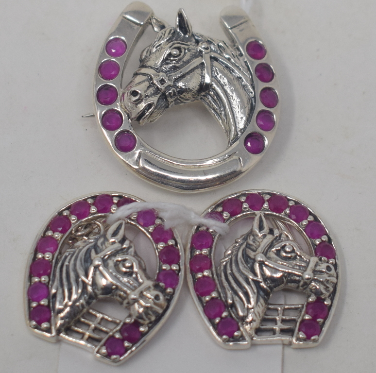 A pair of novelty silver horses head and horseshoe cufflinks, and a similar brooch (2) Modern