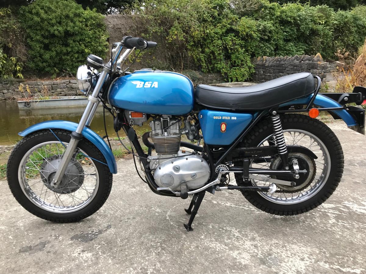 A 1971 BSA B25 SS Gold Star, registration number ARY 643K, blue. The BSA/Triumph revamped range