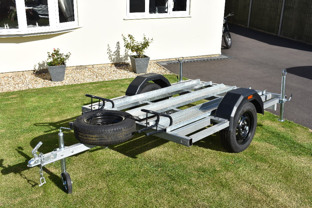 A 2018 single axle triple bike trailer. Constructed by our vendor, this trailer has seen very little - Image 2 of 6