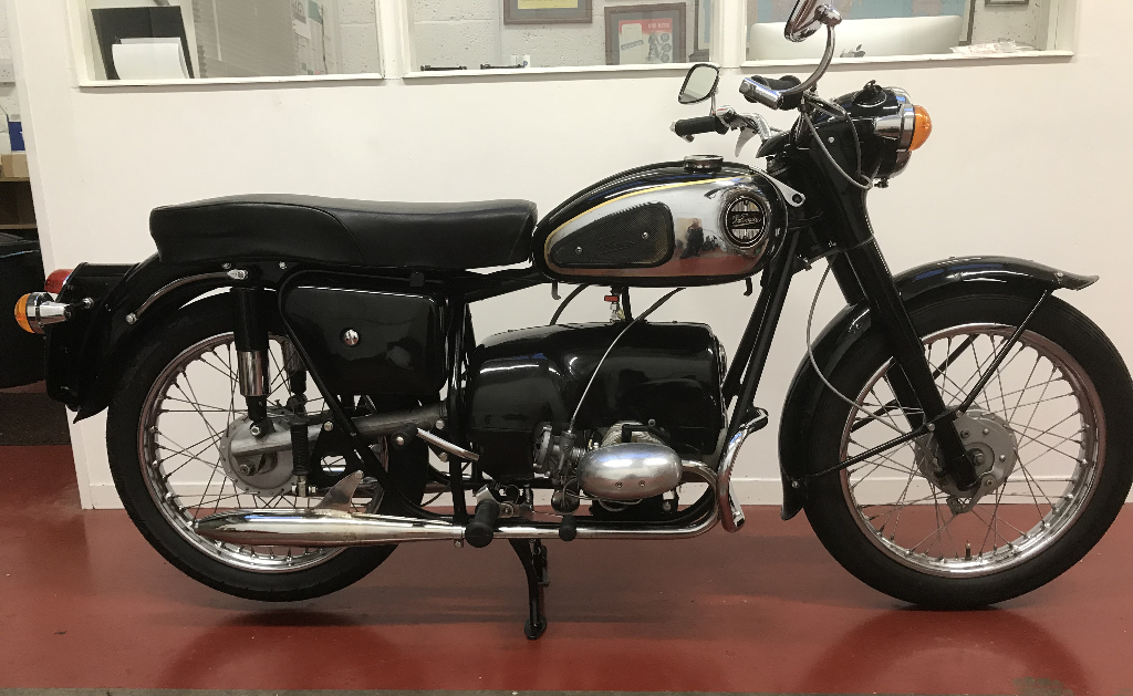 A 1959 Velocette Valiant, registration number SFF 672, engine number V20012009, black. One of only - Image 2 of 3