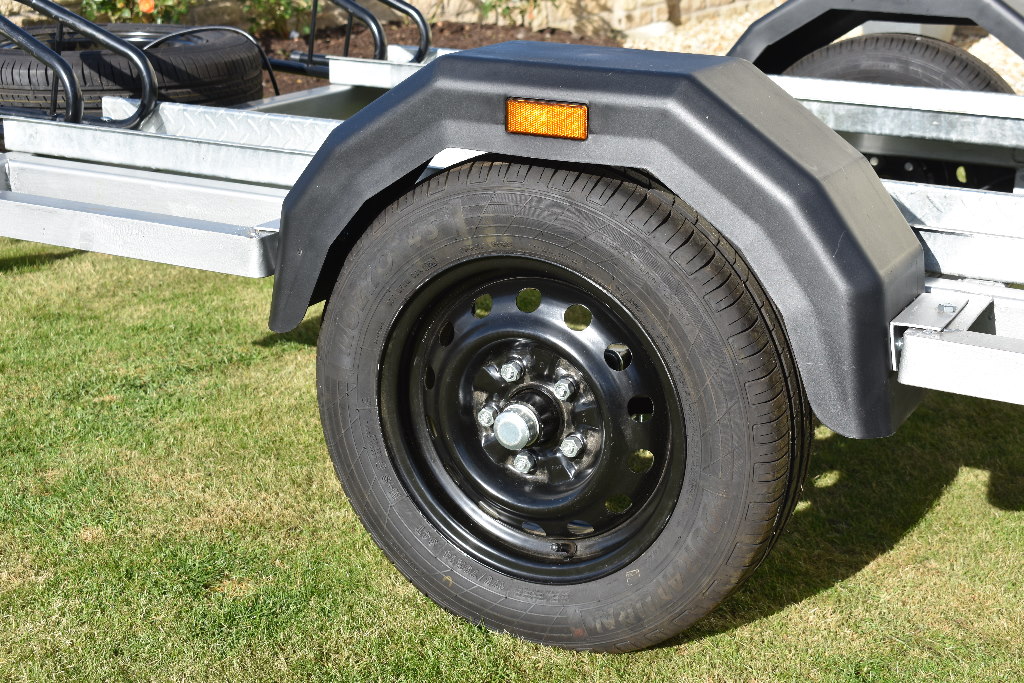 A 2018 single axle triple bike trailer. Constructed by our vendor, this trailer has seen very little - Image 6 of 6