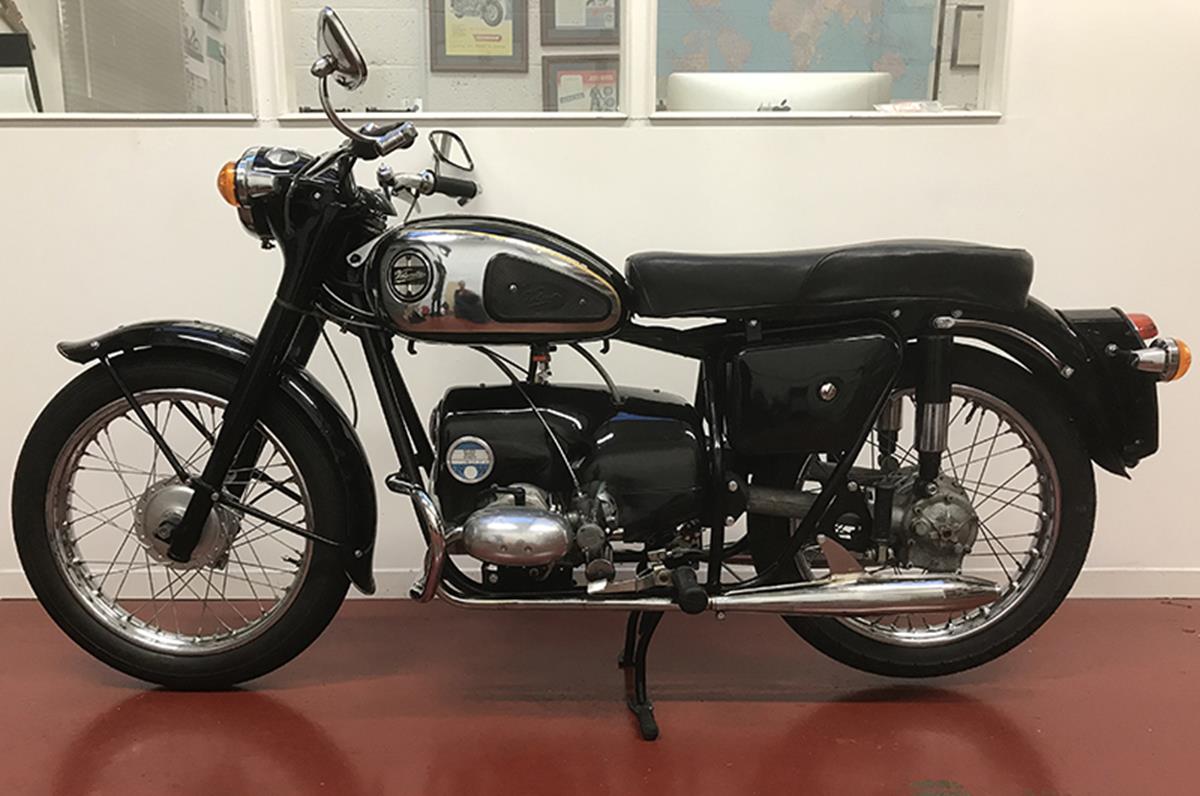 A 1959 Velocette Valiant, registration number SFF 672, engine number V20012009, black. One of only