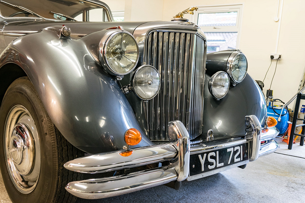 EXTRA LOT: A 1951 Jaguar Mk V saloon, registration number YSL 721, chassis number 625245, two tone - Image 5 of 6