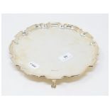 A silver salver, with a pie crust edge, Sheffield 1985, approx. 16.5 ozt, 26 cm diameter