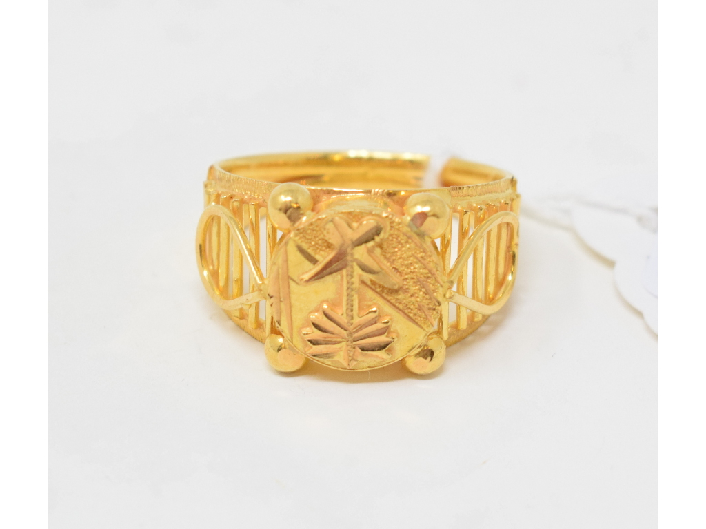 A gentleman's yellow coloured metal gold ring, approx. ring X½, approx. 8.6 g