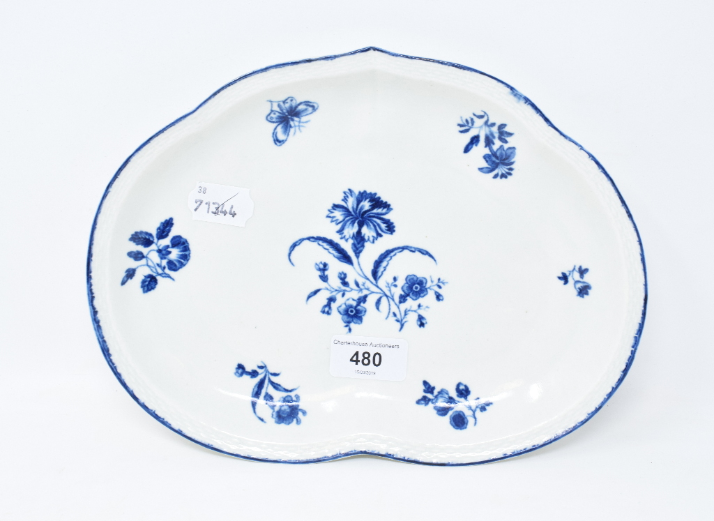 An 18th century Worcester blue and white porcelain serving dish, decorated flowers, 26 cm wide