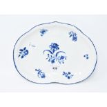 An 18th century Worcester blue and white porcelain serving dish, decorated flowers, 26 cm wide