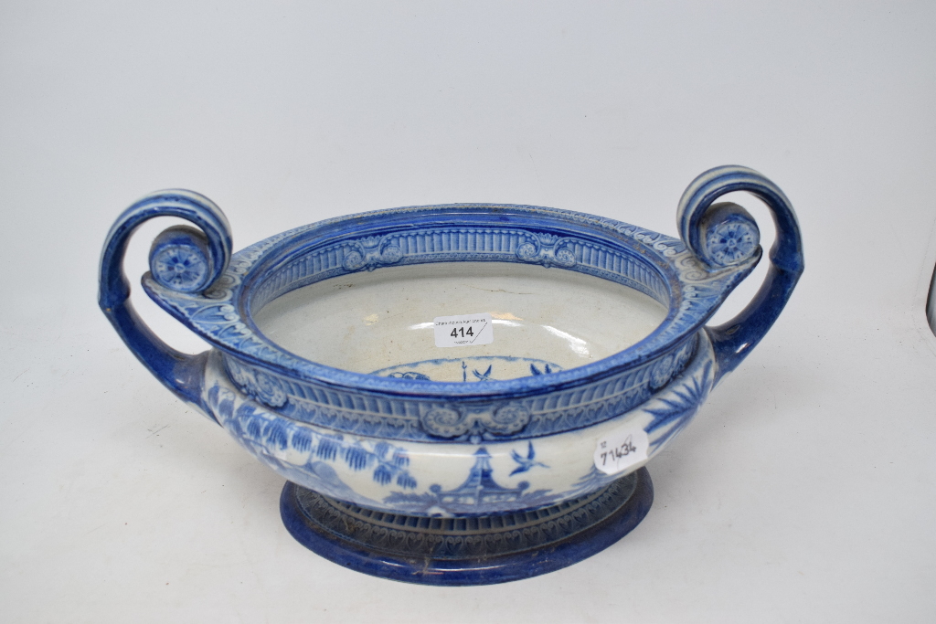 A 19th century blue and white pottery tureen and cover, with chinoiserie transfer printed - Image 5 of 7